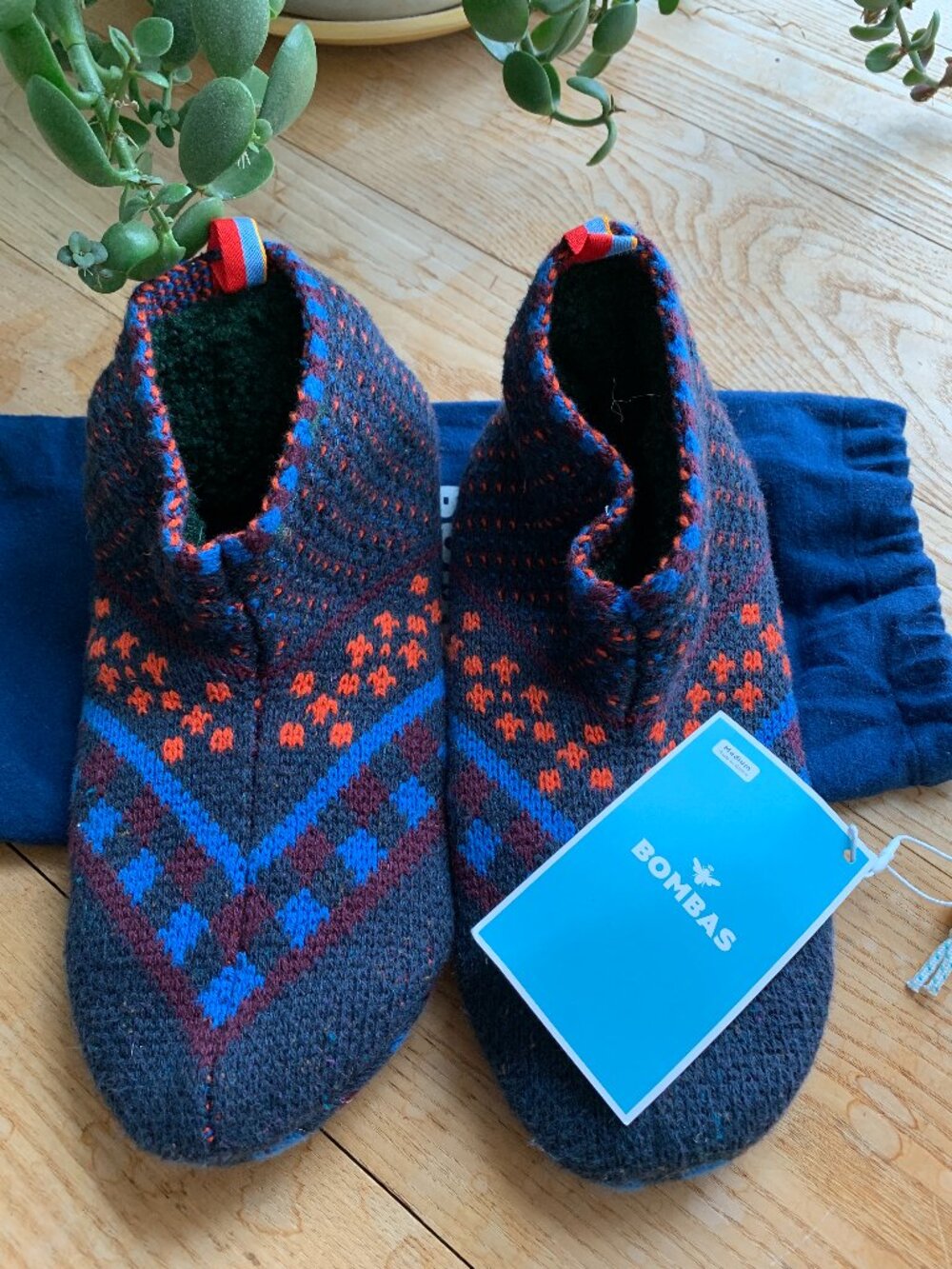 Bombas NWT gripper slippers size medium